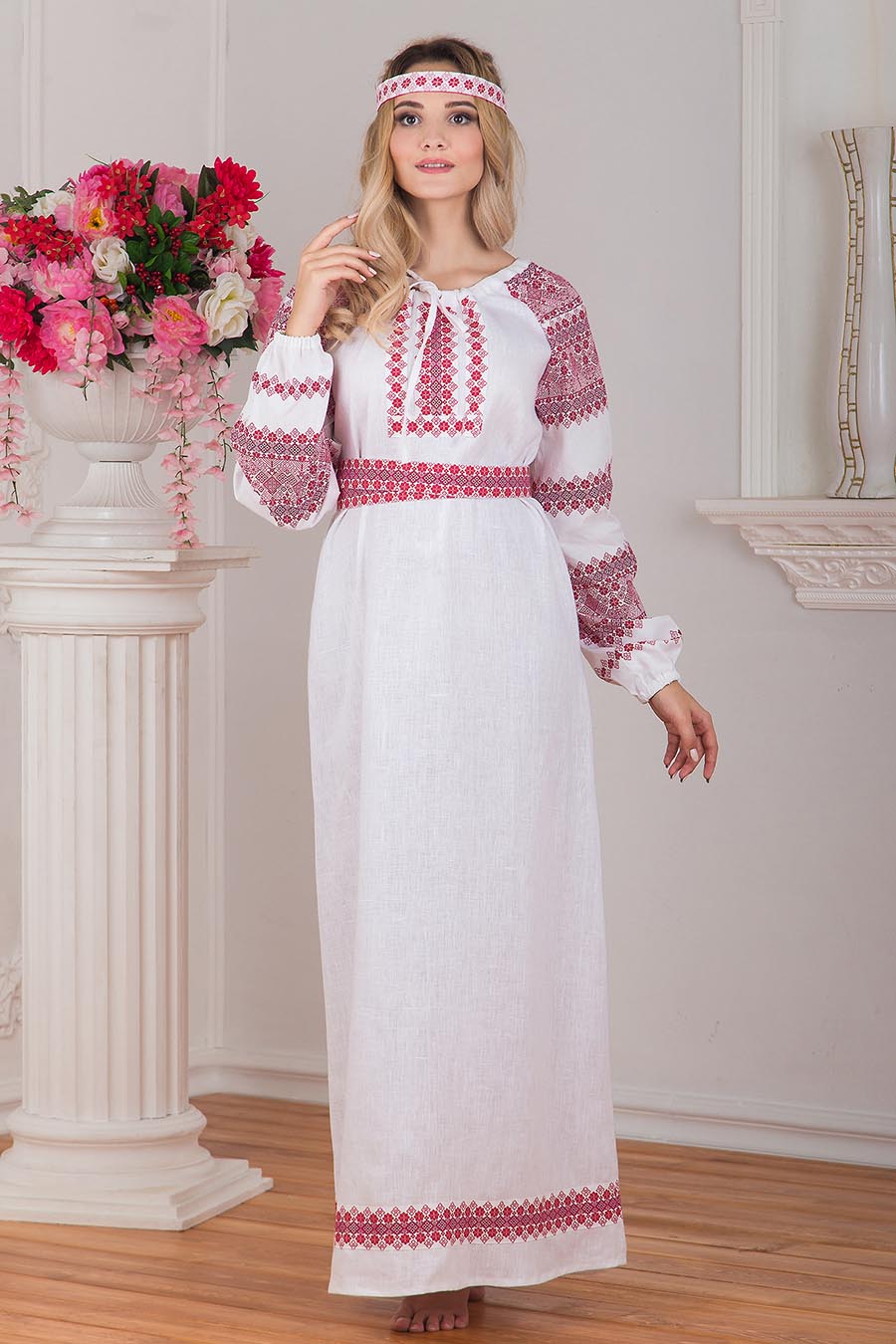 Women in Slavic costumes in Gorakhpur