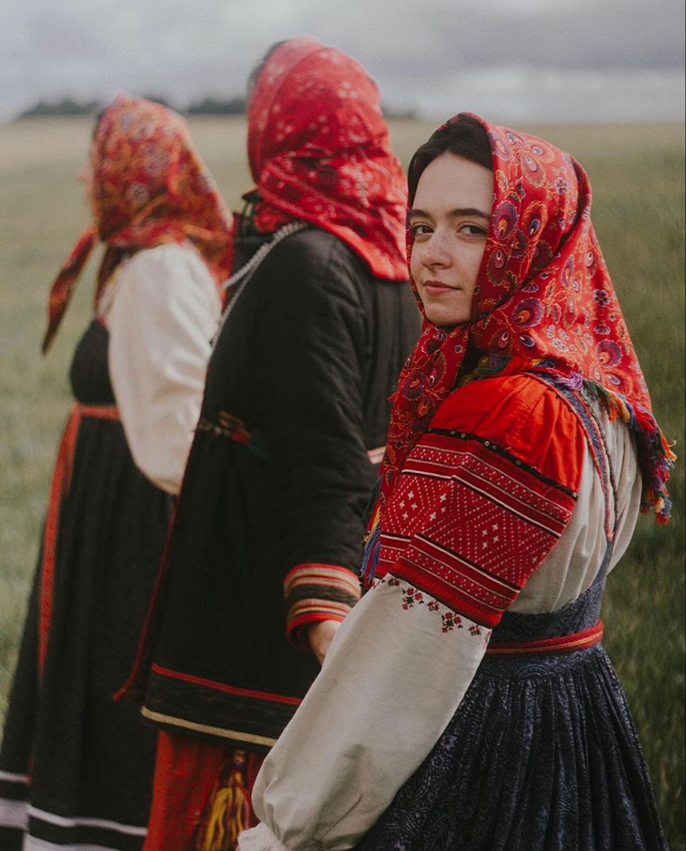 Women in Slavic costumes in Gorakhpur