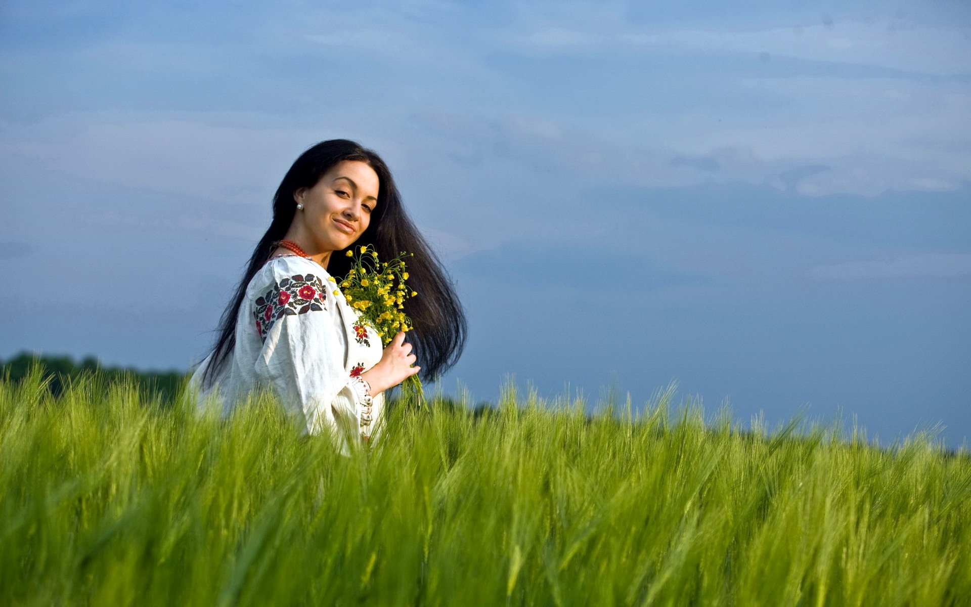 Girls in Slavic costumes in Gorakhpur