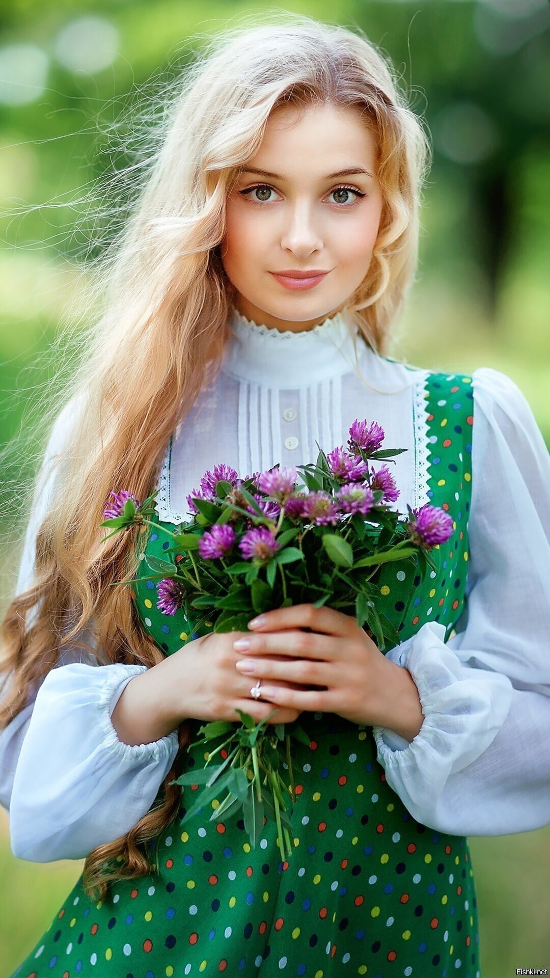 Girls in Slavic costumes in Gorakhpur
