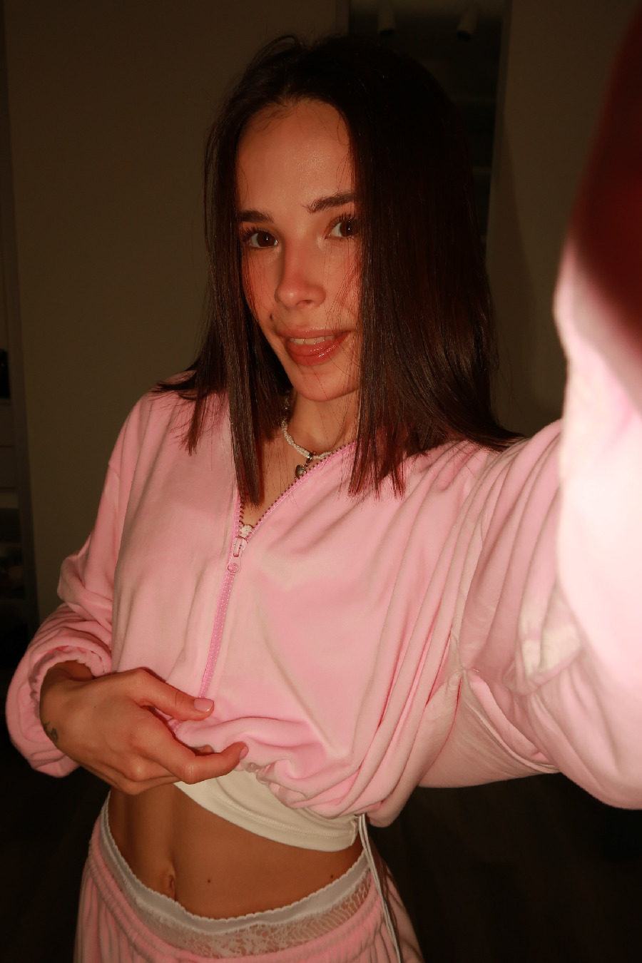 Tina brings the glow — live moments in Gorakhpur